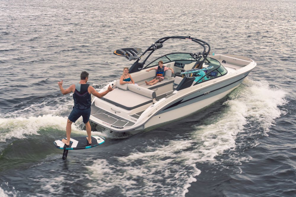 le Sea Ray 270 surf en action